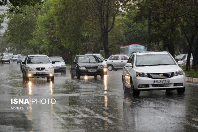 آخرین وضعیت جوی و ترافیکی جاده های کشور، بارش باران در معابر تهران