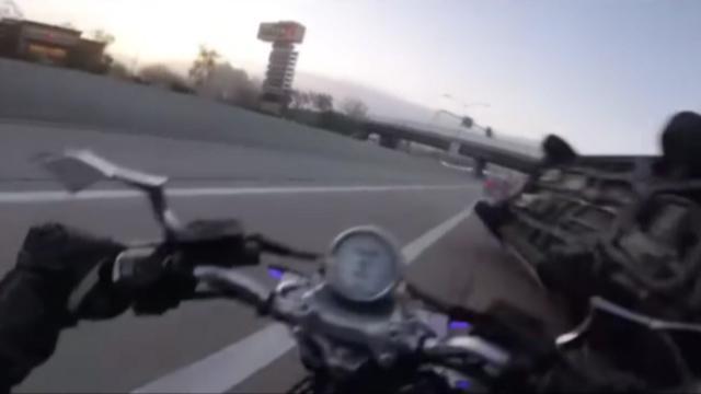 پرتاب شدن راکب موتورسیکلت، پس از واژگونی یک خودرو