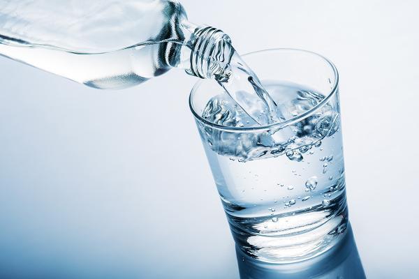 مزیت های ثابت شده نوشیدن آب گرم در مقایسه با آب سرد